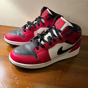 NIKE Air Jordan 1 Mid 'Chicago Black Toe' Sneaker 7Y